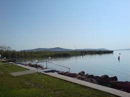 Balatonudvari liegt am nordufer des balaton, zwischen dem ort balatonakali und der halbinsel tihany, und hat etwa 400 ständige. Balatonudvari Mapio Net