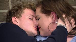 Leonard knutscht Rosa (Video)