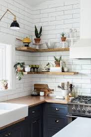 This Vintage Eclectic Barn House Proves That With A Lot Of Layers And Imagination An Industrial Settin Astuce Rangement Cuisine Rangement Cuisine Cuisines Deco