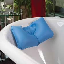 Greifen sie zu einem kissen. Badewannenkissen Fur Die Perfekte Entspannung In Der Wanne