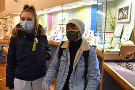 In the early 20th century it advertised its symmetric lens constructions, for example double triplet lenses. Rush De Noel Ils Soutiennent Les Commerces De Proximite