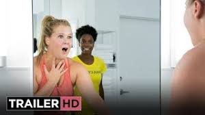 Il suo sogno è trasferirsi presso la casa madre dell'azienda, un sontuoso grattacielo nel centro di manhattan, ma renée ritiene di non essere adeguata al look delle sue colleghe, tutte magre, altissime e bellissime. Come Ti Divento Bella Trailer Ufficiale Italiano Youtube