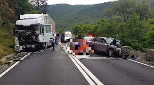 Aceasta este deja în construcţie pe două sectoare. Foto Update Accident Mortal Pe Dn 7 Valea Oltului Un BÄƒrbat A Murit È™i Altul Este RÄƒnit Grav DupÄƒ Ce O MaÈ™inÄƒ A Intrat Intr Un Tir Trafic Blocat Romania24 Ro