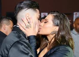 Nos comentários, diversos fãs elogiaram o novo look de mc kevinho e de sua namorada. Flavia Pavanelli E Kevinho Trocam Beijos Em Festanca De 20 Anos Do Cantor Quem Quem News