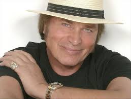 LISTEN: Englebert Humperdinck Dedicates 50th Anniversary Album to His Wife 