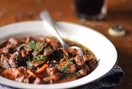 Cela Vous Changera De La Daube Au Vin Rouge Une Viande Fondante Mijote Dans Une Sauce A La Biere Un Regal Idee Recette Recette Four Recette Boeuf