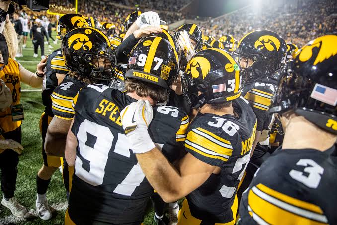 Column | In a season of frustration, the Hawkeyes send their seniors out  the right way - The Daily Iowan