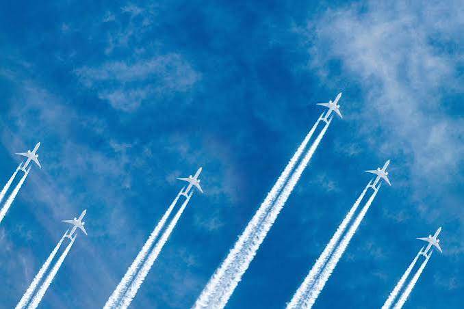 How Many Planes Are Flying Right Now and Why