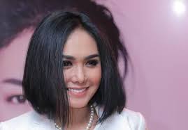 She is the younger sister of yuni shara, another indonesian singer. Pin Di Yuni Sara