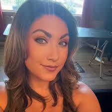 Lisa Pavey's Instagram, Twitter & Facebook