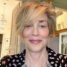 Anche i tagli corti possono essere resi voluminosi alternando lunghezze diverse e, rifinendo poi . Taglio Capelli Corti Donne 50 Anni Come Portarli Io Donna