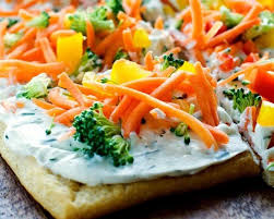 Voici Une Facon Qui Sort De L Ordinaire De Presenter Les Crudites A Vos Invites C Est Servi Sur In 2020 Pizza Appetizer Recipe Appetizer Recipes Crescent Roll Pizza