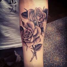 Tatuajes De Rosas Con Nombres Tatuajes De Rosas Tatuajes Para Hombres Tatuajes De Rosas Para Hombres Una rosa para una hermosa mujer… necesito amarte hoy, con la seguridad absoluta de tenerte mañana… tatuajes de rosas para hombres