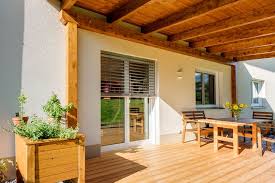 Die Terrasse Aus Holz Sorgt Fur Gemutlichkeit Flachdach Flachdachhaus Ziegel Ziegelhaus Massivhaus Lieb Steiermark Flachdachhaus Massivhaus Satteldach