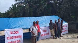 Cara duduk di kantor untuk cegah pegal dan masalah otot. Https Www Tribunnews Com Nasional 2021 04 10 Tuti Bingung Menantunya Ditangkap Densus 88 Dan Dituduh Sebagai Terduga Teroris Https Cdn 2 Tstatic Net Tribunnews Foto Bank Images Tuti Jpg Tuti Dibuat Bingung Dengan Penangkapan Yang Dilakukan