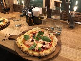 .registred by associazione verace pizza napoletana, certifies that the pizzeria which shows it outside, realizes a excellent product of neapolitan tradition, according with the international avpn. Napolitansk Pizza Far Ni Inte Missa Picture Of Ahlens Bullar Brod Salen Tripadvisor