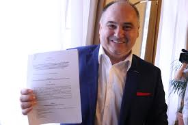 Musíme znát odpověď na otázku mladého páru. Poslanec Cssd Jan Birke Ukazuje Navrh Zakon O Dostupnem Bydleni Ktery Cssd Bude Chtit Ve Snemovne Prosadit Aktualne Cz