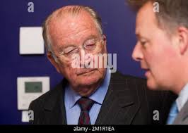 King Albert II of Belgium and Director of the departement of biomolecular  medical research, Bart Lambrecht (R) pictured during a visit to the 'Vlaams  Instituut voor Biotechnologie (VIB)' (Flemish Institute for Bio-Technology)
