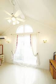 白で統一された半円窓のある勾配天井のリビング 株式会社コグマホーム 家 リビング 住宅