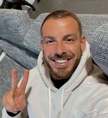 Photo : Julien Bert aurait encore des dettes à rembourser à la jeune femme 