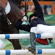Eine kundin hatte einen (schrecklichen) sturz vom pferd: Zugpferd Fallt Vom Pferd Sport A Z