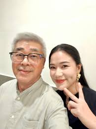 王惜盈Sara Heng #爱华教义演许多人对王惜盈在爱华教义演的古筝演奏感到惊艳！纷纷探听她的出身。  她当然是马来西亚人，王惜盈今年29岁，毕业于中国中央音乐学院，古筝专业的硕士研究生。年纪轻轻的她，有17年的古筝学龄，从2002年开始，启蒙于本地古筝演奏家赖亚来，而后  ...