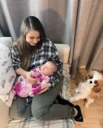 Bindi irwin, 22, has welcomed her first child with husband chandler powell, 23! Bindi Irwin Snuggles 7 Week Old Baby Daughter Grace Warrior In Heartwarming Snap Mirror Online