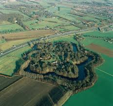 De bomen hadden ook tot taak het zicht op het fort te reduceren, ofwel als camouflage, en werden vooral aan de achterzijde van het fort geplant. Nieuwe Hollandse Waterlinie 1815 1940 Geopark Heuvelrug Gooi En Vecht