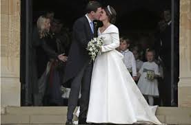 Katie holmes wurde durch zwei große rollen bekannt: Hochzeitskleid Von Prinzessin Eugenie Die Braut Setzt Auf Schlichte Eleganz Mit Mutigem Detail Panorama Stuttgarter Zeitung