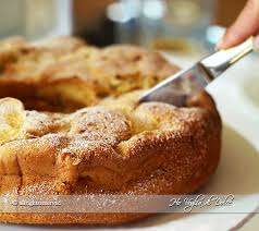 3 mele, 220 di zucchero, 70 gr burro sciolto, 300 gr farina, 1 cucchiaio cannella, 1 bustina lievito, 3 uova, 100 ml latte. Ciambella Soffice Alle Mele