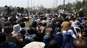 Aug 22, 2021 · kabul, afghanistan (ap) — a panicked crush of people trying to enter kabul's international airport killed seven afghan civilians in the crowds, the british military said sunday, showing the danger still posed to those trying to flee the taliban's takeover of the country. Afghan Crowds Fleeing Taliban Face Tear Gas At Kabul Airport Wsj