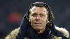 Ex-FIFA-Schiedsrichter Urs Meier kritisiert den Videobeweis: "Das ist  Quatsch, nicht Fußball"