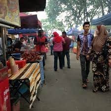 Dalam lebih kurang 400 meter selepas simpang y jumpa surau hijau sebelah kanan. Pasar Malam Sg Buloh Gece Pazari Da Fotograflar