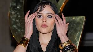 Jenna Ortega n'a plus rien à voir avec Mercredi : l'actrice fait tourner  les têtes à la Fashion Week de Paris (PHOTOS)