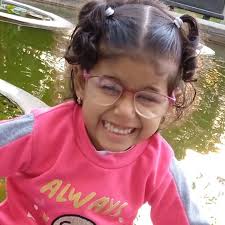 Esta Preciosa Sonrisa nos acaricia el Alma, ya que refleja: inocencia,  bienestar, confianza y además se ve que está muñequita se siente segura y  querida por su entorno. La dueña de este