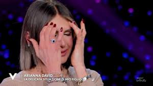 Arianna David confessa in tv: ''Mio figlio non è stato bene e i medici non  sono riusciti a darci una diagnosi, ho perso 10 anni di vita''