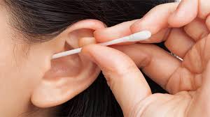 क्या आप भी कान साफ करने के लिए करते हैं ईयर बड का इस्तेमाल हो जाएं सावधान |  Boldsky
