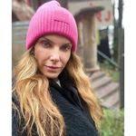 Joanna Batton's Instagram, Twitter & Facebook