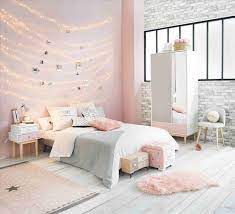 Ruangan yang sempit bisa tampil lebih menarik dengan wallpaper dinding kamar bercorak pink, khas warna perempuan. 6 Dekor Kamar Tidur Khusus Untuk Kamar Tidur Sederhana