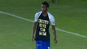 Zagueiro do Cruzeiro expressa fé em Cristo durante comemoração de gol