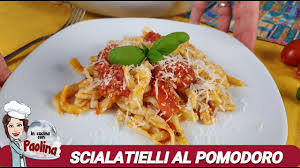 Gli scialatielli sono un tipo di pasta fresca, molto diffuso in campania, specialmente nella costiera amalfitana, spesso sono conditi con sughi a base di frutti di mare, ma sono ottimi anche con i pomodorini freschi o con le verdure saltate in padella.gli scialatielli nascono dall'inventiva dello chef cosentino nel 1978, ed hanno una forma rettangolare, simile a quella delle tagliatelle, ma. Scialatielli La Ricetta Originale In Cucina Con Paolina Youtube
