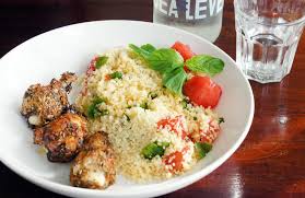 In a medium saucepan, bring the water to a boil. Zomerse Couscous Met Mango Komkommer Paprika Heerlijke Kiptandoori Spiesjes En Yoghurtdressing Gewoon Wat Een Studentje S Avonds Eet