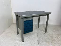 Sehen sie die brillanten angebote und rabatte auf qualität schreibtisch metall. Industrieller Schreibtisch Aus Metall Linoleum Von Gispen 1950er Bei Pamono Kaufen