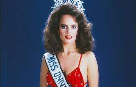 Hoy, daniela nicolás representará a nuestro país en una nueva edición del concurso miss universo. Por Que Esta Calle De Paris Tiene Tantos Afiches De Cecilia Bolocco Tv Y Espectaculo Biobiochile