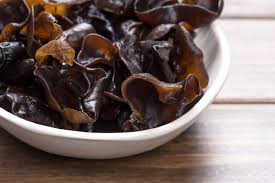 62 kcal, proteines 1.7 g, glucides 13 g, lipides 0.4 g champignon noir séché. Kikurage Le Champignon Noir Japonais