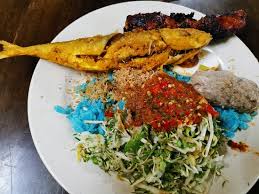 Nasi kerabu is a dish that is synonymous to kelatan, and is much loved by malaysians all around. Nasi Kerabu Ayam Bakar Ikan Celup Photo De Fauzi Nasi Kerabu Kuala Terengganu Tripadvisor