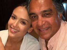 Jessica Alba contó que su padre tiene cáncer de tiroides