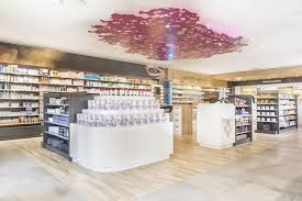 Pharmacie Des Grands Jardins Un Espace Dedie A La Dermocosmetique Avec Son Poste De Demonstration Et Test Pro Pharmacie Design Pharmacie Agencement Pharmacie