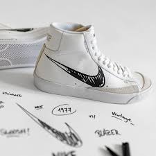 Nike Blazer Mid 77 Sketch In Weiss Cw7580 101 Everysize Nike Blazer Sneakers Mode 90er Jahre Schuhen
