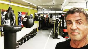 He has been hollywood's highest paid actor and has created value for many other stakeholders besides himself by his many superhit films that netted billions of dollars. Mit 74 Jahren Sylvester Stallone Stemmt Gewichte Im Gym Promiflash De